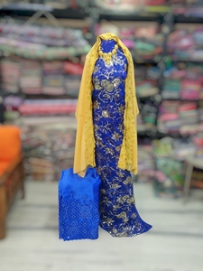 ผ้าคลุมไหล่สีน้ำเงินกรมท่าประดับลูกปัดแบบฟรานซาวี ดีแรค พร้อมลายปักดอกไม้สีทองและผ้าคลุมไหล่สีเบจ |   ชุดโซมาเลียสุดหรู - Product Image 3