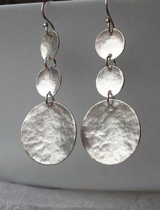 Boucles d'oreilles pendantes décoratives en métal doré gravé, artisanales, faites à la main, vente en gros - Product Image 2