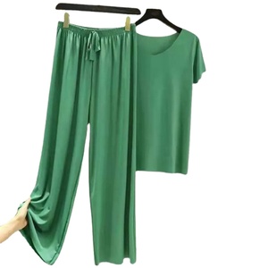 Ensemble T-shirt et pantalon d'été tendance pour femme, taille élastique régulière, style décontracté, taille extensible, motif uni, haut et pantalon longueur genou - Product Image 5