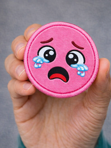 Écussons brodés personnalisés visage coléique avec fixation auto-agrippante, badges de moral multicolores, fournisseur OEM en gros - Product Image 3