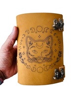 Journal en cuir véritable à couverture rigide, motif chat avec phases lunaires, impression UV, reliure cousue, fermeture C-Lock en laiton antique, pages à bords festonnés, agenda