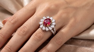Bague de fiançailles de luxe avec halo floral, pierre centrale en rubis rouge ovale, grappe de diamants taille poire, à double sangle, bijoux personnalisés OEM ODM - Product Image 2