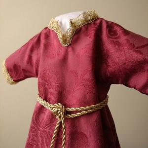 Túnica Religiosa Personalizada con Bordado Floral Rojo Premium y Cinturón Dorado para Cristianos Católicos - Product Image 5