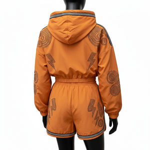 Conjunto de pantalones cortos cortavientos para mujer, tela ligera de poliéster a prueba de viento, top con capucha, pantalones cortos, logotipo personalizado, conjunto de pantalones cortos para mujer, talla grande - Product Image 2