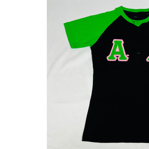Camiseta negra de manga corta con cuello redondo y letras A bordadas en verde y rosa, de corte regular, informal, de punto para hombre. - Product Image 5