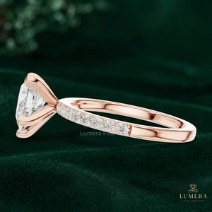 Anillo de compromiso atemporal con perla cultivada en laboratorio, banda de hombro delgada con micro pavé, engaste central de múltiples puntas, diseño de joyería fina de oro macizo - Product Image 3