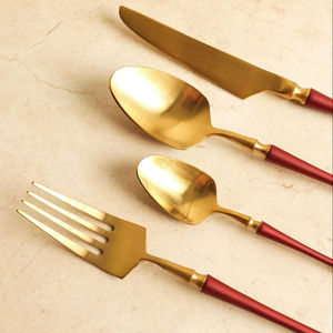 Service de couverts de table inspiré du style royal pour une réception grandiose et des expériences culinaires raffinées - Product Image 1