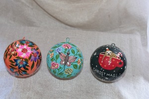 Boule de Noël en verre peinte à la main avec scène de maison et drapeau américain, taille moyenne, style traditionnel, décoration suspendue - Product Image 6