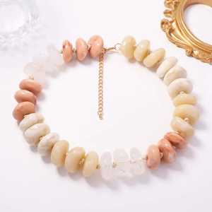 Collier en résine fait main, écologique, au design tendance, avec un aspect naturel, thème ange, forme personnalisée pour les occasions branchées - Product Image 1