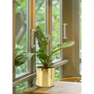 Vase à fleurs de luxe écologique en fer doré brillant de style royal moderne fait à la main, décoration de Noël, tables, design artisanal signature - Product Image 6