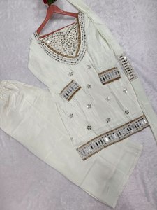 Conjunto TENNECY de seda chinon pesada con bordado y trabajo de espejo hecho a mano, estilo Anarkali Kurati, para fiesta de lanzamiento, con pantalón y dupatta. - Product Image 4