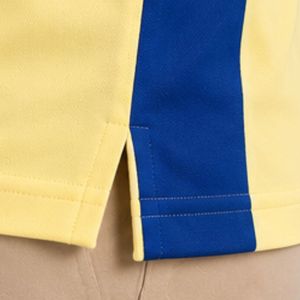 Polo Premium Amarillo y Azul Marino para Hombre con Franja de Contraste en el Hombro y Detalle Lateral Bordado con Logotipo Personalizado para Golf - Product Image 6
