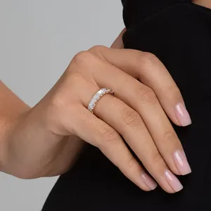 Anillo de Eternidad con Diamantes Cultivados en Laboratorio Lunentia East West Radiant U Prong, Certificado por IGI - Product Image 4