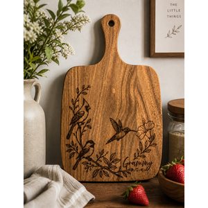 Superbe planche à découper en bois avec poignée, ornée de motifs délicats gravés au laser représentant des oiseaux et des fleurs, idéale pour couper les légumes. - Product Image 5