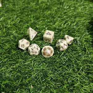 Jeu de dés polyédriques authentiques en os de buffle, accessoires de jeu et de table artisanaux à prix avantageux - Product Image 1