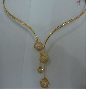 Lujoso collar con colgante de esfera, con detalles en oro brillante y pavé. Disponible a precios de mayorista. - Product Image 1