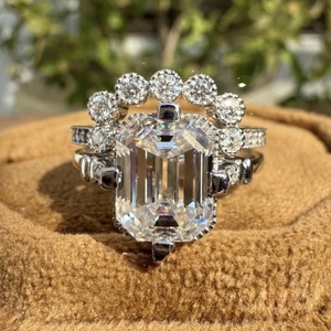 Bague en or blanc 18 carats plaqué or avec diamant de laboratoire taille émeraude et pierre claire, design couronne halo rond, bijou statement pour femme - Product Image 1