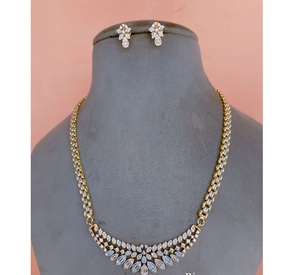 Conjunto de Collar y Aretes de Latón Chapado en Oro con Circonitas, de Primera Calidad, con un Aspecto Elegante y Moderno, para Regalo de Compromiso, Boda o Fiesta para Mujer - Product Image 1