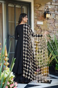 Robe indienne pakistanaise traditionnelle noire longue jusqu'au sol avec chaîne de perles et dupatta, coupe ample pour femme, idéale pour les mariages et les fêtes - Product Image 4