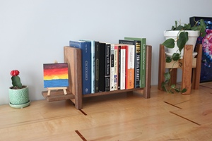 Soporte de Madera para Libros Hecho a Mano, Estante de Exhibición de Libros de Nogal Sólido, Organizador Minimalista para Oficina en Casa, Soporte Minimalista de Nogal para Libros - Product Image 4
