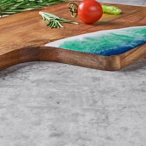 Planche à découper artisanale en bois et résine époxy de qualité supérieure avec un design à grain naturel pour une utilisation en cuisine - Product Image 3