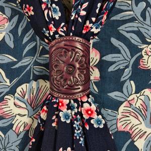 Accessoire de sac vintage en cuir avec boucle florale en relief, support décoratif tendance - Product Image 1