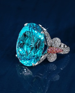 Bague de fiançailles pour femme en acier inoxydable plaqué platine, sertie d'un moissanite ovale bleu, motif floral ethnique incrusté et monture griffe - Product Image 2