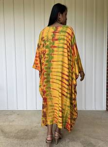 Vestido Kaftán Tie Dye Amarillo, Rojo y Verde con Botones Delanteros para Playa, Resort o Salón - Product Image 3
