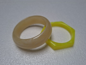 Juego de brazaletes redondos de resina hechos a mano Utsav Utsah, estilo festivo indio, para celebraciones. - Product Image 1