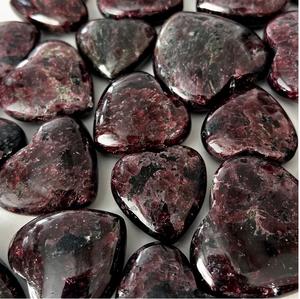 Cristal de Granate Rojo Natural Chakralume, Corazón Grabado, Piedra Curativa Pulida para Reiki, Meditación, Decoración Energética, Venta al Por Mayor - Product Image 3