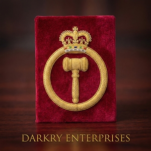 ตราสัญลักษณ์เมสันรูปมงกุฎทำมือจากลวดทองคำแท่ง ประดับด้วยกำมะหยี่สีแดง งานฝีมือประณีต พร้อมด้วยด้ายโลหะสีทอง สำหรับติดหมวกและเครื่องประดับอื่นๆ - Product Image 1