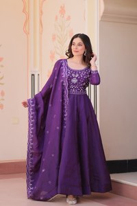 Robe et dupatta pour femme en soie pure brodée et pailletée, entièrement cousus, pour la fête de Diwali - Product Image 2