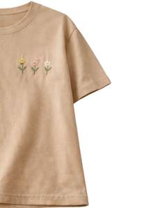 Camiseta de Mujer Color Beige Arena Personalizada con Bordado Floral Minimalista, Cuello Redondo, Algodón Suave, Manga Corta, Informal, Ligera, para Verano - Product Image 3