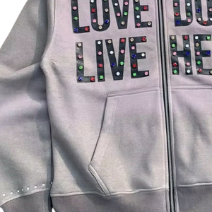 เสื้อฮู้ดซิปผู้ชายสีเทา ประดับเพชร ปักข้อความตามสั่ง สไตล์สตรีทแวร์ ผ้าฟลีซ ขายส่ง LOVE DONT LIVE HERE แฟชั่น - Product Image 6