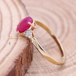 Bague solitaire ovale en or jaune massif 14 carats avec rubis rouge naturel et accent de diamant, bijoux fins pour femme, vente en gros - Product Image 4