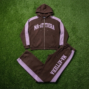 Ensemble survêtement streetwear pour homme, marron foncé et lavande, avec sweat à capuche zippé et pantalon large, détails de clous contrastants sur les manches, personnalisable OEM ODM - Product Image 6