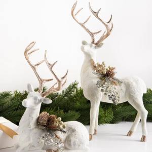 Elegantes Figuras Navideñas de Reno en Aluminio Fundido con Acabado Blanco Lavado, Astas Doradas y Detalles de Pino, Decoración Navideña de Lujo - Product Image 1