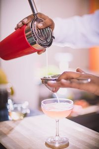Meilleures ventes : Passoire Hawthorne en acier inoxydable à deux dents avec poignée pour bar, pour cocktails et boissons - Product Image 3