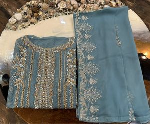 Colección Ssumaira: Nueva y hermosa camisa de chifón puro con trabajo artesanal Kora Dabka y una dupatta con hermosos bordados en un color increíble. - Product Image 4