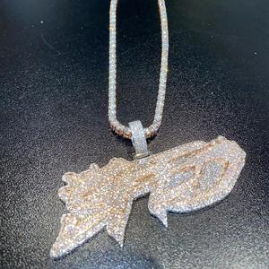 Breloques en argent sterling plaqué or, motif diamant 'Infinite Ice', élégance givrée avec motif 'Iced Out' et lettres, pour les fêtes - Product Image 1