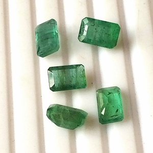 Lot de pierres précieuses d'émeraude naturelle du Zambie, 7,05 carats, taille émeraude calibrée 8x5 mm, facettées, translucides, pierres brutes, 5 pièces - Product Image 1