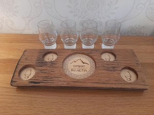 Bandeja Decorativa Rústica de Madera para Servir Cerveza con Soporte para Vasos de Degustación, Ideal para Restaurantes, Bares y Picnics - Product Image 3