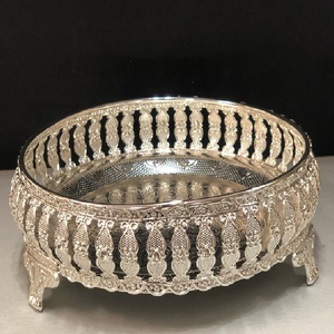 Magnifique panier métallique avec des éléments décoratifs floraux / Panier cadeau de mariage doré / Panier décoré moderne - Product Image 4