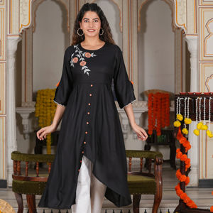 Kurta noire en rayonne brodée pour femme, style asymétrique, col rond, manches trois-quarts, conçue pour un usage décontracté ethnique mondial - Product Image 1