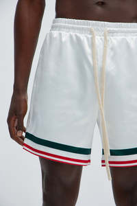Shorts en satin blanc pour hommes avec bandes latérales vertes et rouges, taille à cordon de serrage, style décontracté - Product Image 2