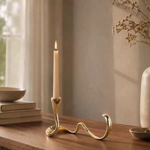 Candelabro Moderno de Metal con Forma de Serpiente, Diseño Minimalista y Abstracto para Decoración del Hogar - Product Image 1