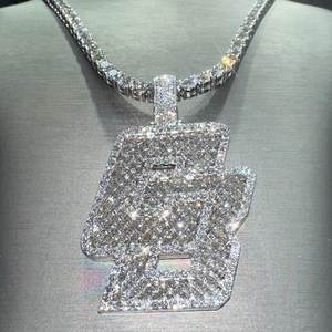 จี้เพชรโมอิสซาไนต์ทรงบริลเลียนต์แบบกำหนดเอง สไตล์ฮิปฮอป ตัวเรือนเงินแท้ 925 ประดับเพชรหรูหรา ดีไซน์ตัวอักษรภาษาอังกฤษ  ของขวัญสุดหรู - Product Image 4