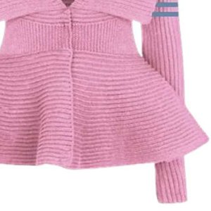 Pull-over en maille rose à col peplum pour femme, style varsity, manches longues, boutons sur le devant, logo, élégant et décontracté, Jack and Jill Winter - Product Image 6