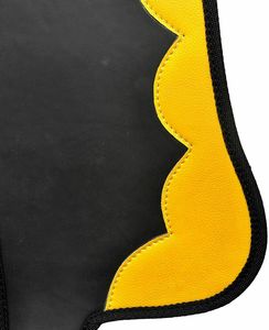 Support de rênes pour selle de cheval en similicuir jaune et noir, style western, avec logo personnalisé pour l'équitation tout-terrain. - Product Image 4