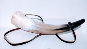 Corneta de Caza de Cuerno de Búfalo Pulido con Tacto Real, Anillo de Latón, Estilo Animal Hecho a Mano, Corneta Natural para Tocar - Product Image 4